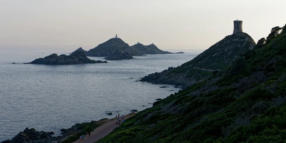 route moto Ajaccio Sanguinaires coucher soleil Corse