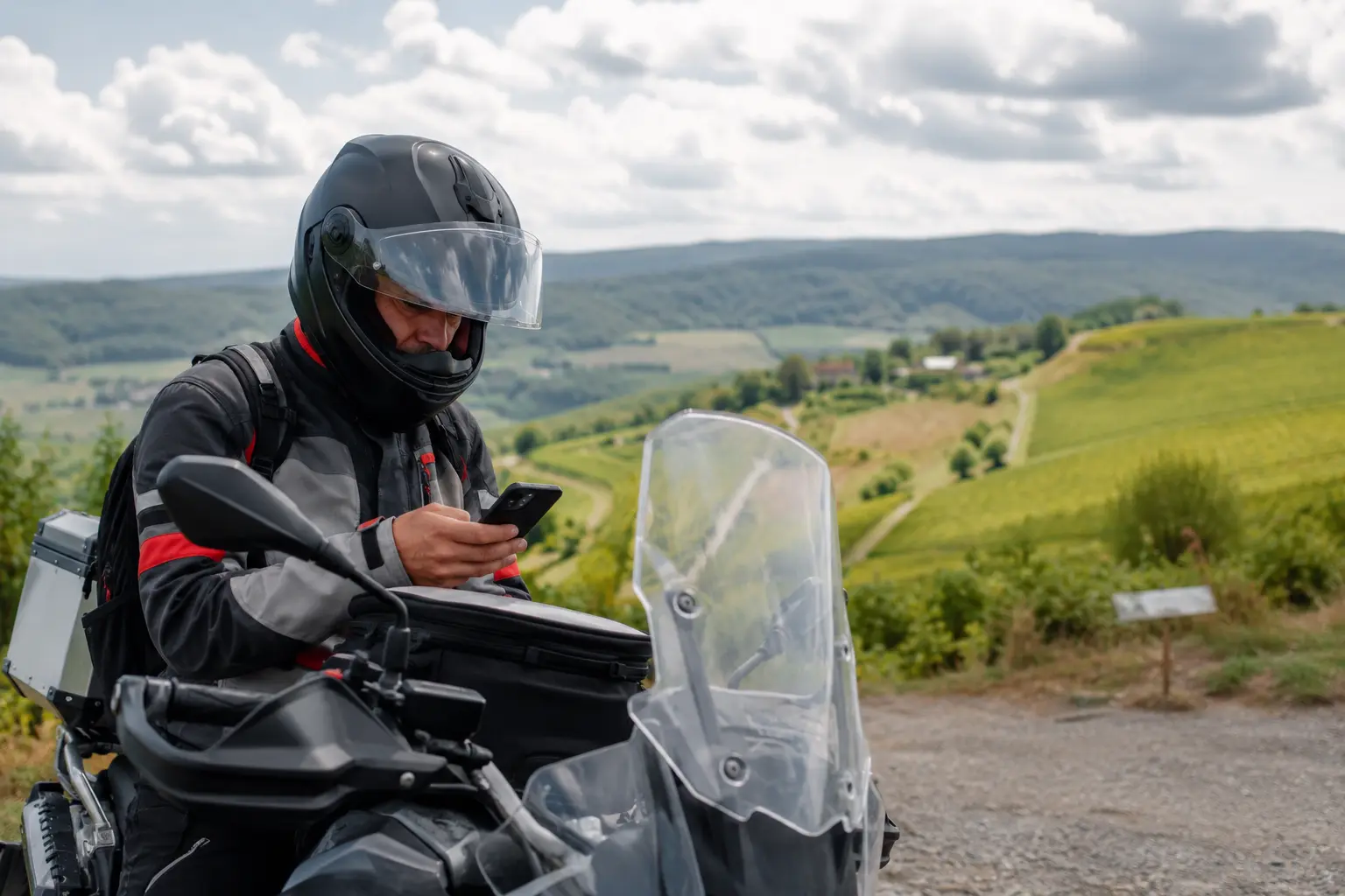 Hébergement et moto : ce que les plateformes classiques ne montrent pas